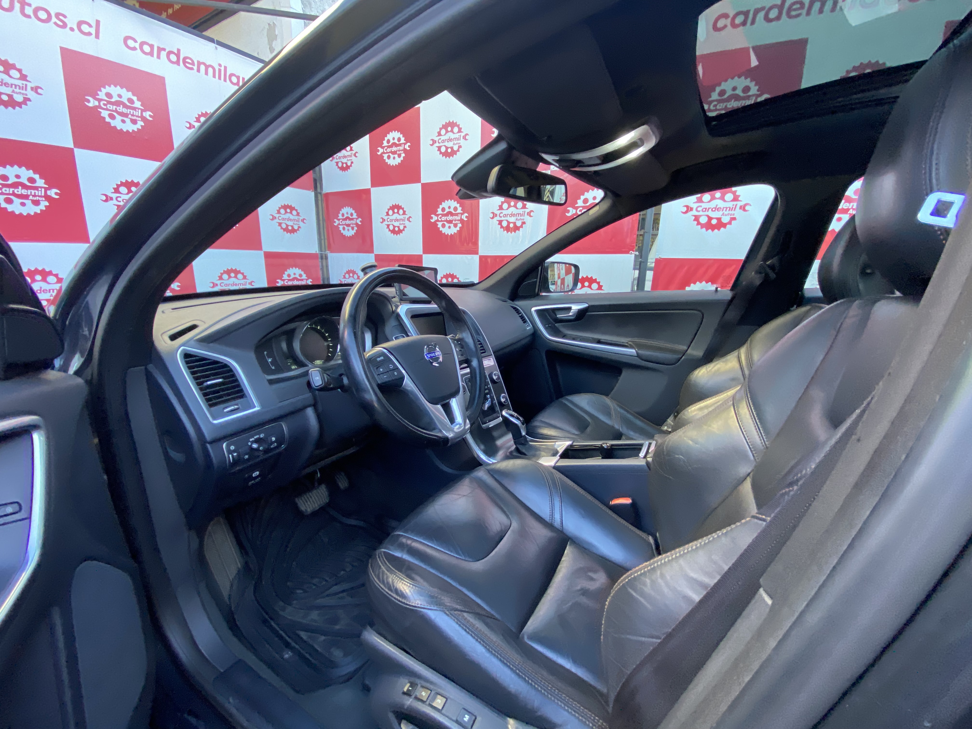 8VOLVO XC60...