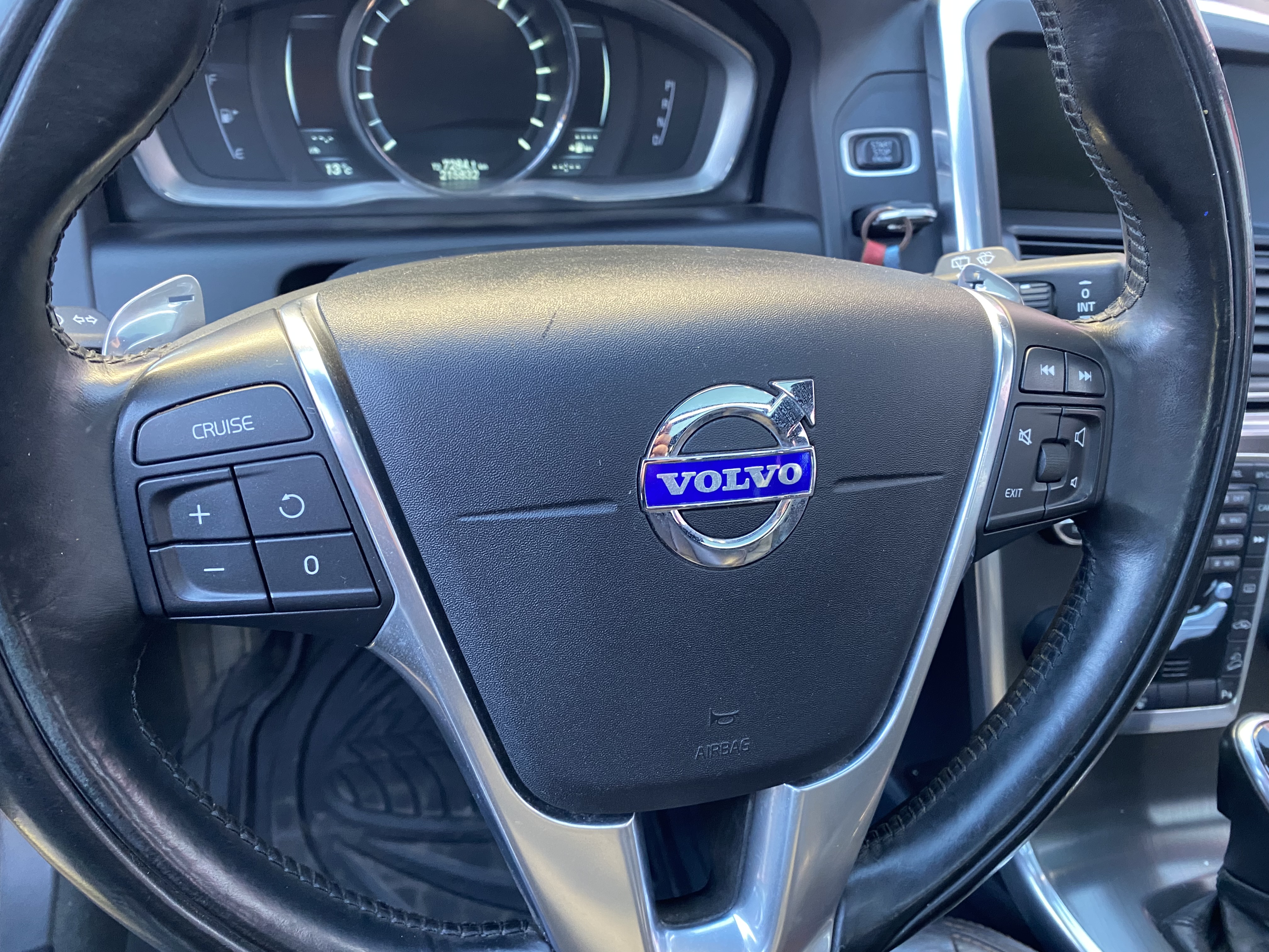 11VOLVO XC60...